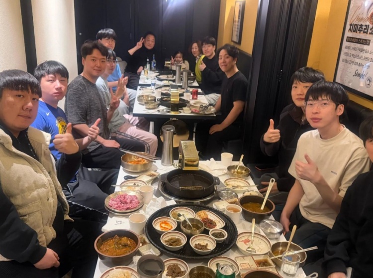 AL分享队员与Tarzan侄女聚餐合照：所有人！陷入宝宝魔法