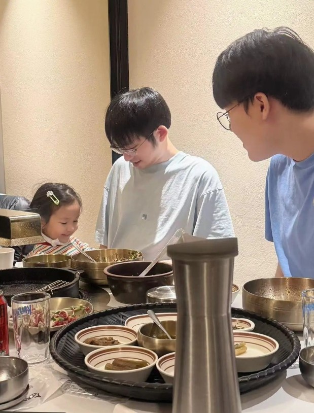 AL分享队员与Tarzan侄女聚餐合照：所有人！陷入宝宝魔法