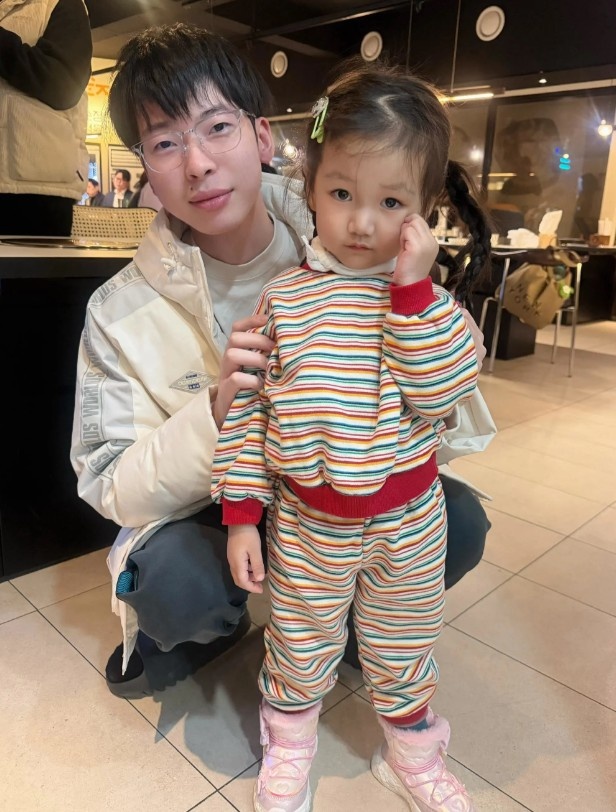 AL分享队员与Tarzan侄女聚餐合照：所有人！陷入宝宝魔法